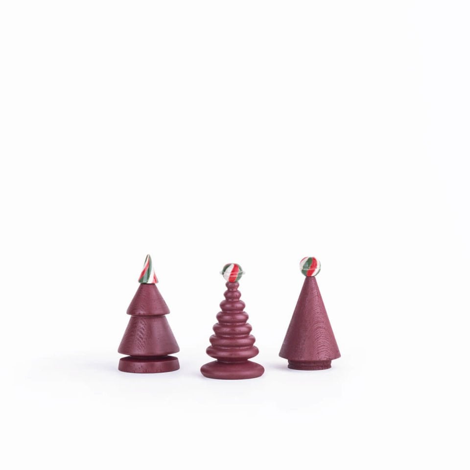 Wooden Christmas Tree Set – Green Cedar with Ceramic Top, Small Red Wine