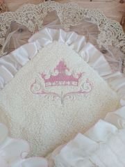 Yenidoğan Wool Yün Kumaş Taç Nakışlı Güpür Duvaklı Fiyonk Prizma Taş Unisex Kundak Bebek Battaniyesi