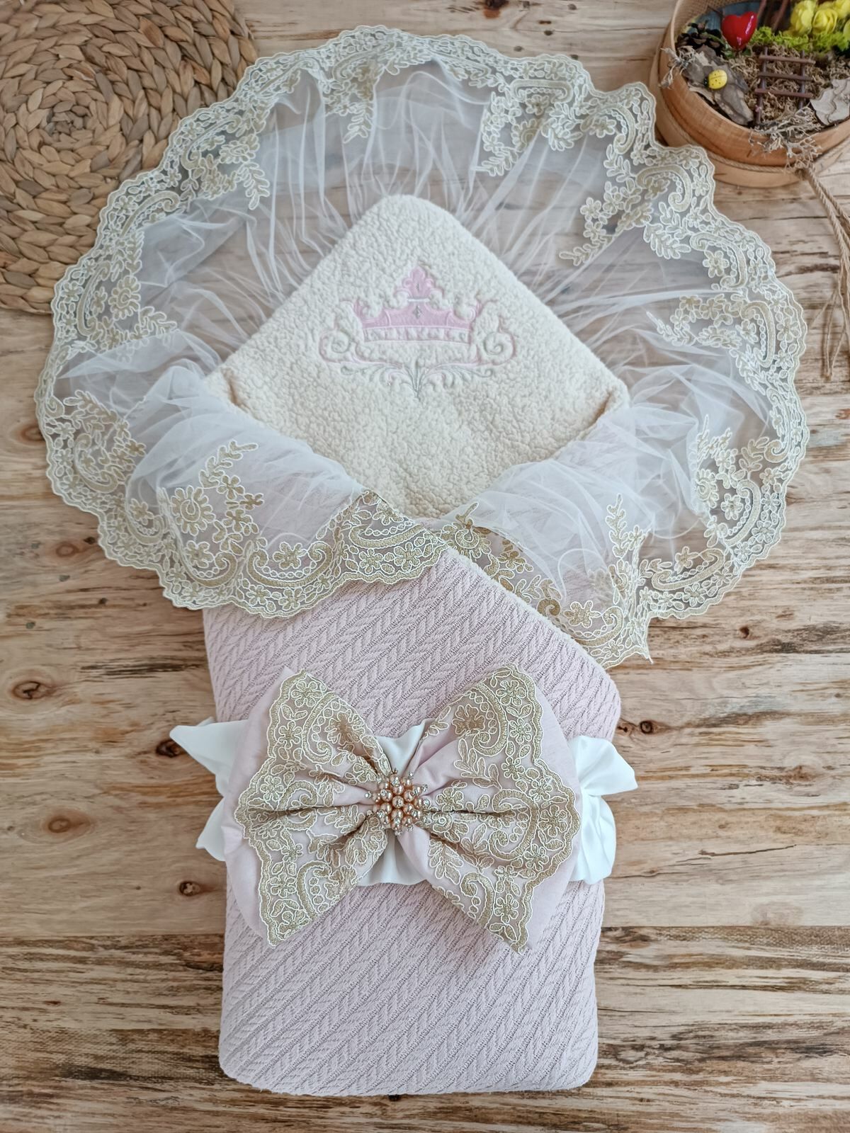 Yenidoğan Kuzulu Taç Nakış Güpürlü Fiyonklu Duvaklı Prizma Taş Unisex Kundak Bebek Battaniyesi