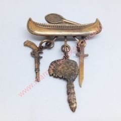 Kızılderili temalı yaka iğnesi