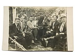 Gramofon dinleyenler - Osmanlıca yazılı fotoğraf