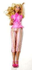 Barbie pembe bluzlu bebek - Oyuncak