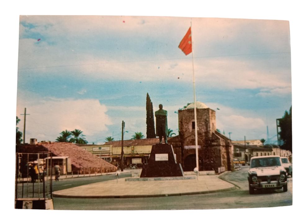 Nicoeia statue of Kemal Atatürk - 1970'li yıllara ait kartpostal / Arkası yazısız