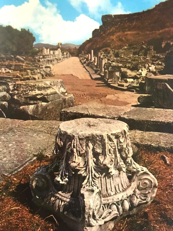 Efes harabeleri, mermer yol - 1970'li yıllara ait kartpostal / Arkası yazısız