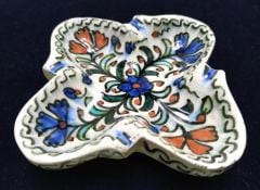 Kütahya çini, karanfilli kül tabağı