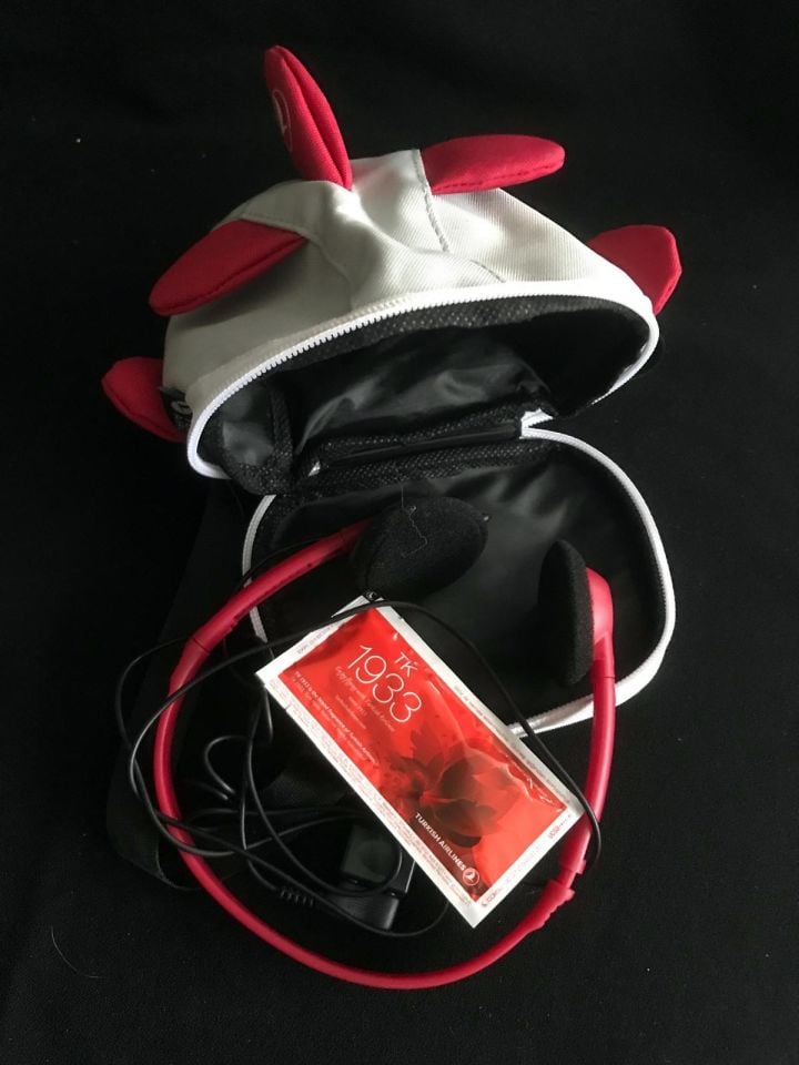 Türk Hava Yolları - TK 1933 - Kulaklık ve uçak formlu çanta