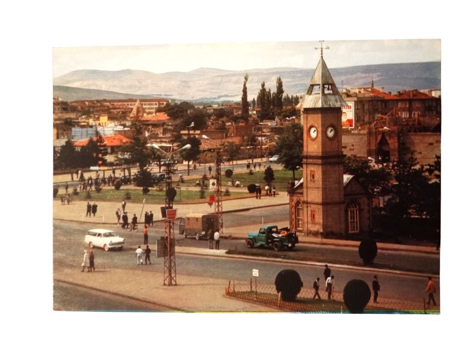 KAYSERİ Cumhuriyet alanı ve saat kulesi / 1970'li yıllara ait kartpostal - Arkası yazısız