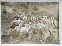 Toplu yatar vaziyette. ilginç bir poz / Eski yazı: Foto Bayer - Fotoğraf