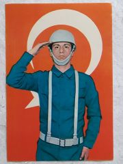 1970'ler Asker bayram kartpostalı - Asker selamda, bayraklı