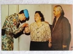 1970'ler Askerli bayram kartpostalı - El öperken