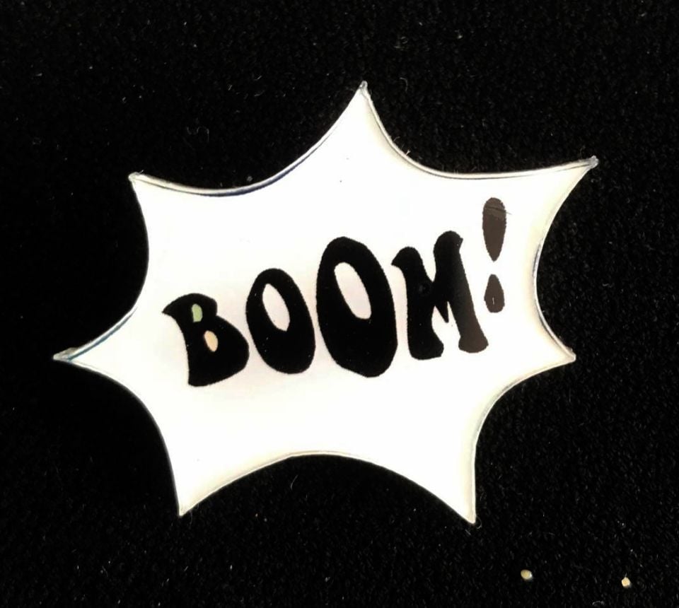 Boom! yazılı rozet