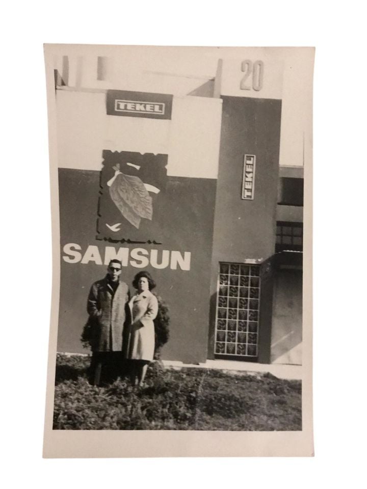 Tekel Samsun Sigara fabrikası önünde poz verenler - Eski  Fotoğraf