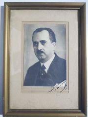 Metine BELGER'e imzalı, çerçeveli fotoğraf.