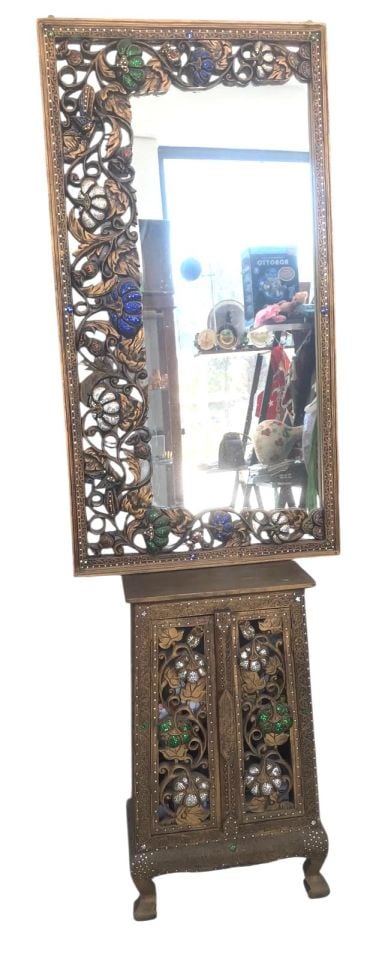 Ahşap el oyması,  rengarenk taşlarla süslenmiş cıvıl cıvıl bir dolap ve ayna.