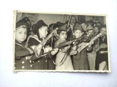 Oyuncak ve çocuk / Okul müsameresinde Yavuz şapkalı çocuk vs...  - Fotoğraf
