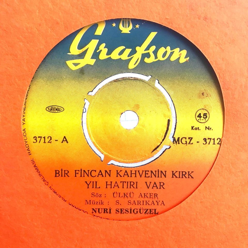 Bir fincan kahvenin kırk yıl - Damla damla aktı - Nuri SESİGÜZEL / 45'lik plak
