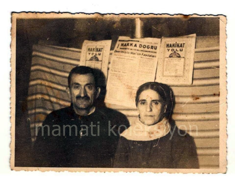 Hakikat Yolu ve Hakka Doğru, dergileri ile poz veren çift / İlginç bir fotoğraf