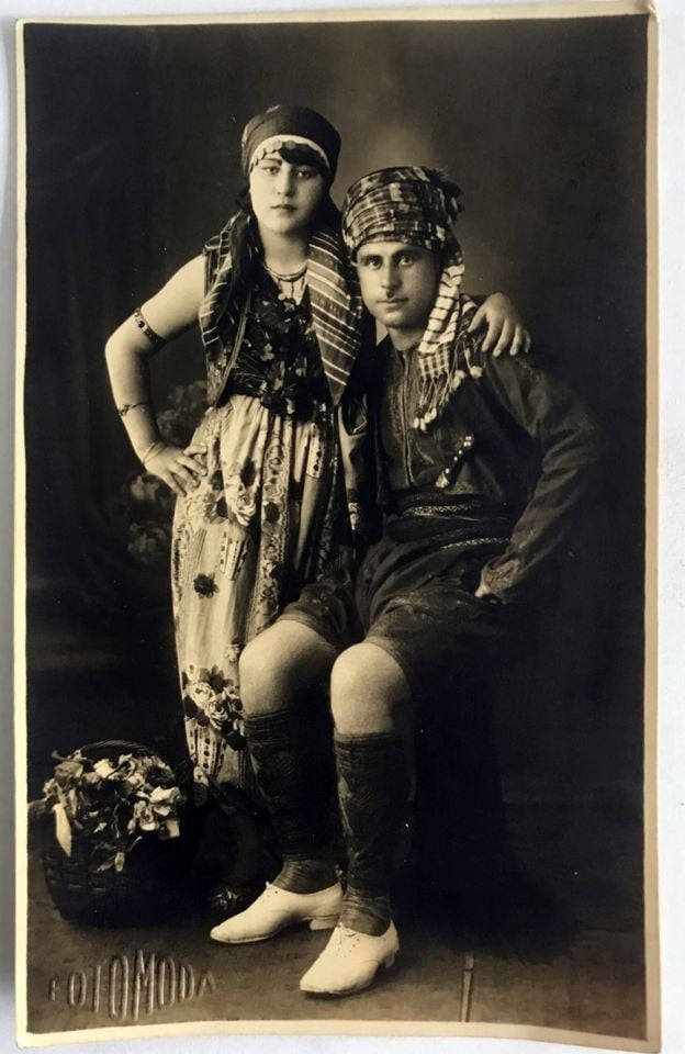 Ege - Yöresel kıyafetli poz veren çift - Arkası Osmanlıca yazılı fotoğraf
