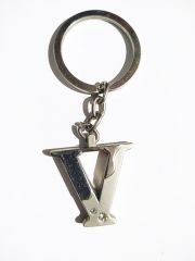 V - Harfli, taşlı anahtarlık