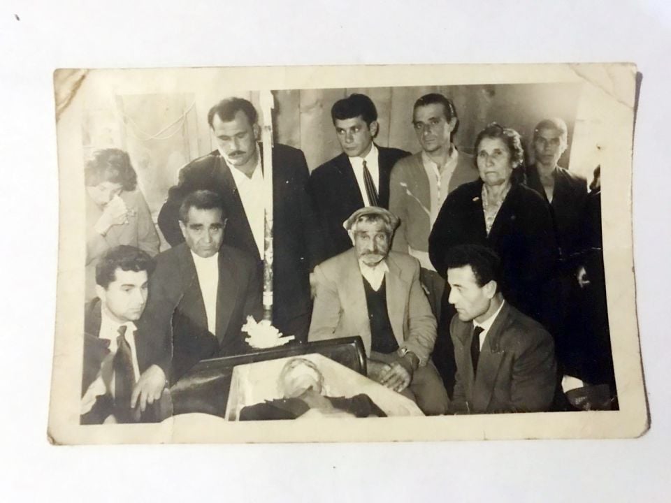 Tabut başında ölünün yakınları - Fotoğraf (Arkası yazısız)