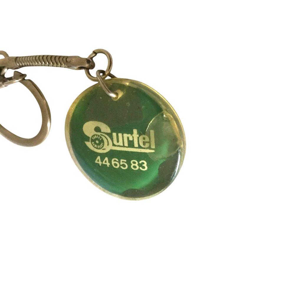Surtel Kablo - Anahtarlık (Köşesinde içten çatlak var.)