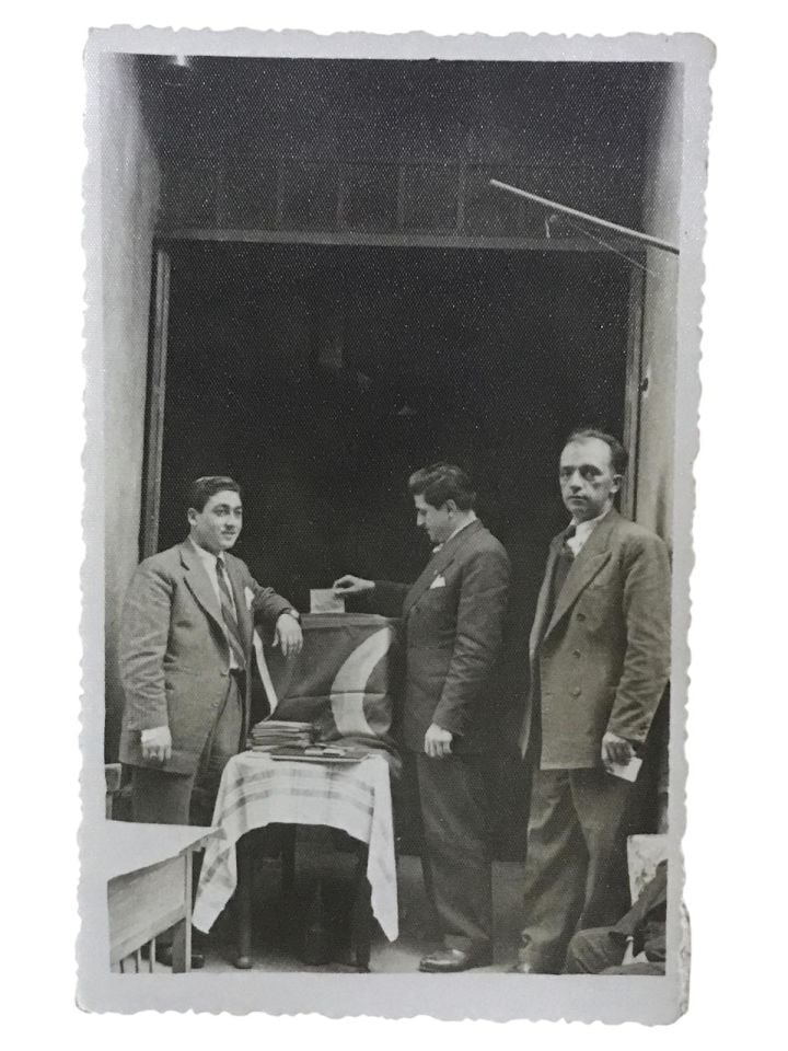 Sandık başında oy verenler - Fotoğraf (Arkası yazısız)