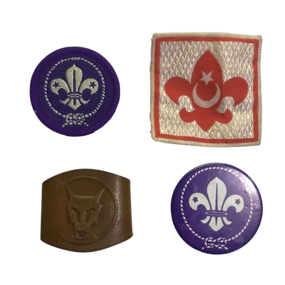 İzcilik - 4 adet İzcilik tarihine ait rozet, arma peç vs.