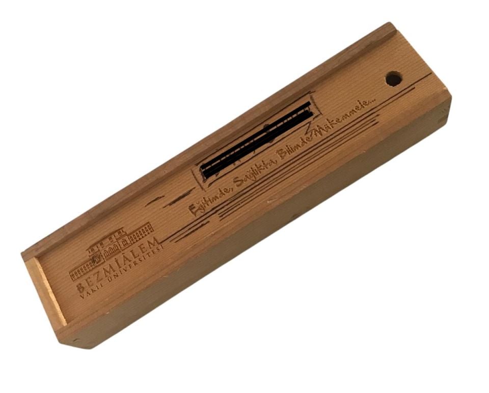 Ahşap Kalem Kutusu - Bezmialem Vakıf Üniversitesi (Tükenmez kalemle isim yazılı)