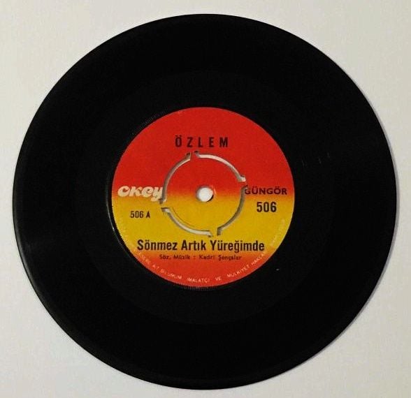 Sönmez Artık Yüreğimde -  Kol Kola / Özlem - 45'lik plak