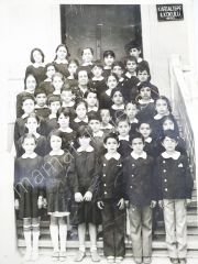 Bakırköy Kartaltepe ilkokulu - Kapı önü toplu sınıf fotoğrafı