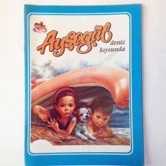 Ayşegül Deniz kıyısında