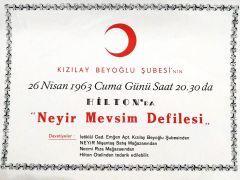 Kızılay Beyoğlu şubesi 1963 Hilton Neyir Mevsim Defilesi / Karton reklam  - Efemera