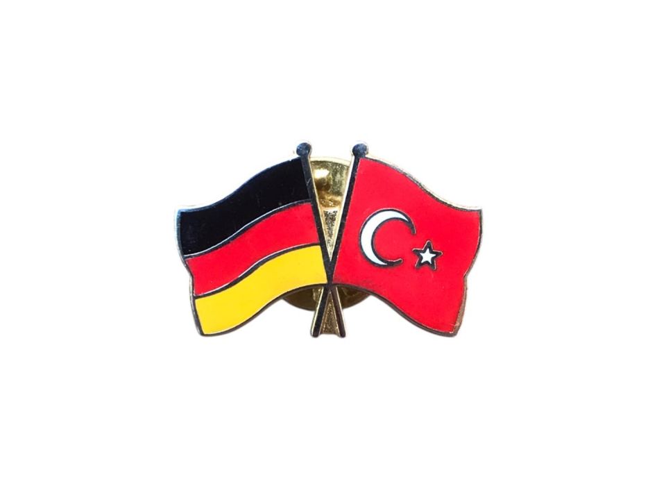 Türkiye Almanya bayraklı, mineli rozet