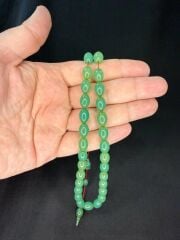 NİHAT ERTUĞRUL USTA YAPIMI SIKMA KEHRİBAR TESBİH ARPA KESİM YEŞİL RENK 11,5MMX8MM T-778.