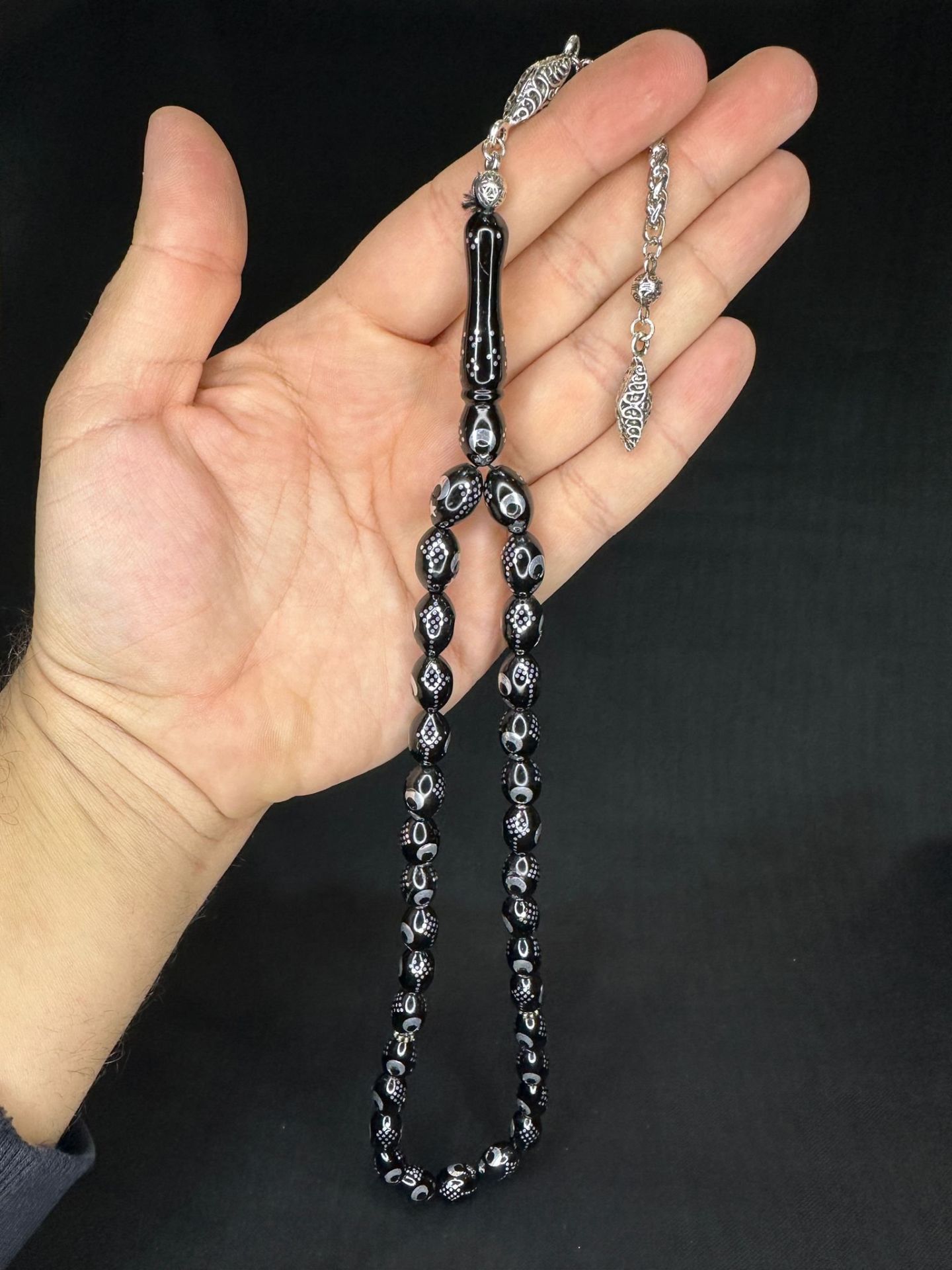 ALPAKA AY YILDIZ İŞLEMELİ SIKMA KEHRİBAR TESBİH SİYAH RENK 14MMX9,5MM T-652