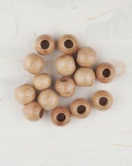 AHŞAP BONCUK VERNİKLİ 100 GR. 18 MM