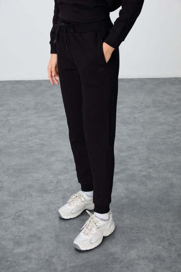 Tommy Life Siyah Kompakt Pamuklu Kalın Pürüzsüz Dokulu O Yaka Oversize Fit Kadın Eşofman Takım - 95341