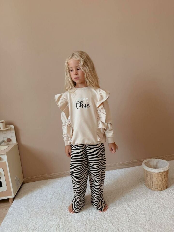 Kız Çocuk Stay Chic Fırfırlı Sweatshirt ve Zebra Desenli Pantolon Takım

 5004