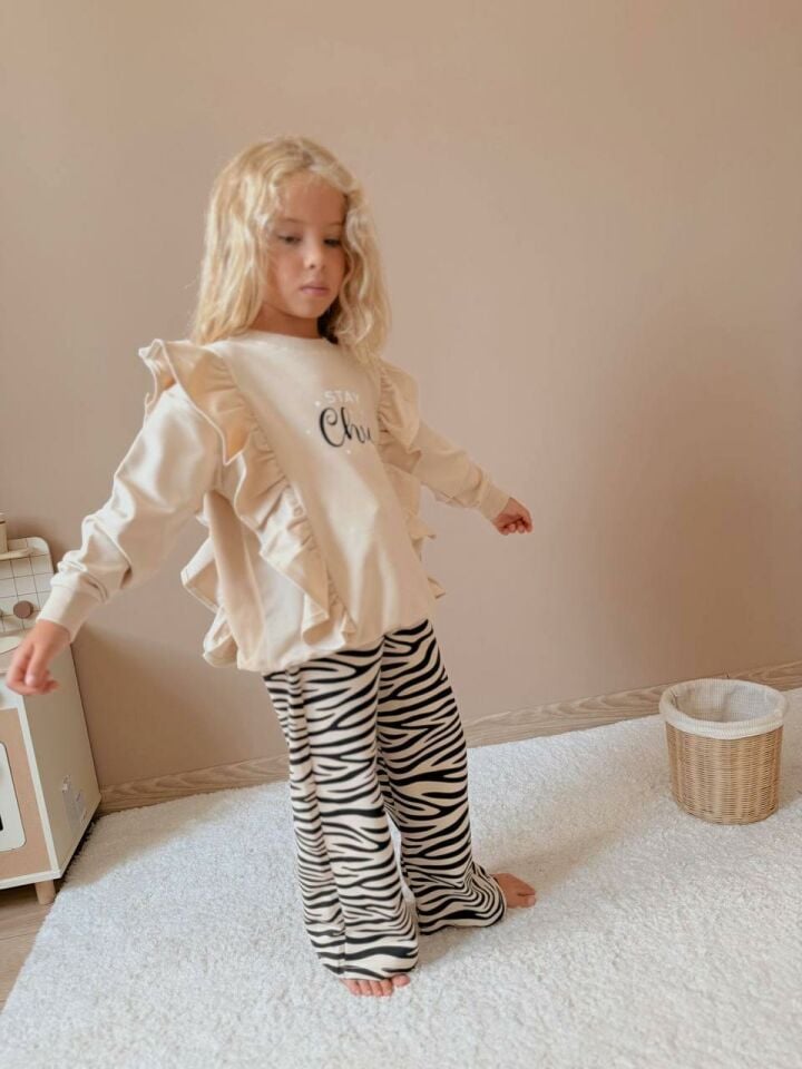 Kız Çocuk Stay Chic Fırfırlı Sweatshirt ve Zebra Desenli Pantolon Takım

 5004
