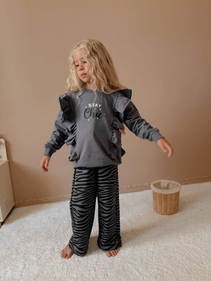 Kız Çocuk ''Stay Chic'' Fırfırlı Sweatshirt ve Zebra Desenli Pantolon Takım

 5004G