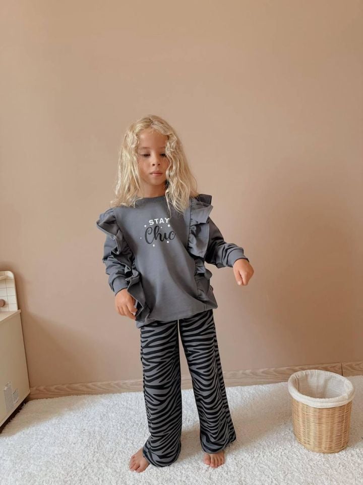 Kız Çocuk ''Stay Chic'' Fırfırlı Sweatshirt ve Zebra Desenli Pantolon Takım

 5004G