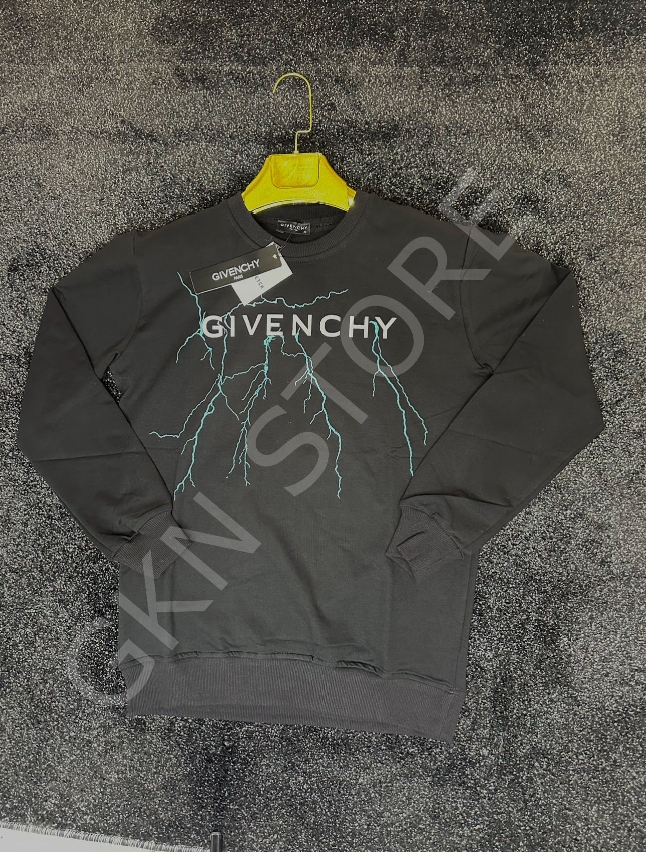 GIVENCHY