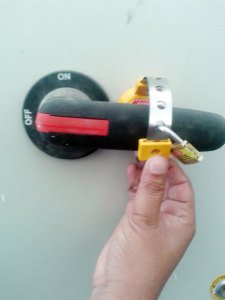 ELEKTRİK KOLU ŞALTER KİLİTMEME APARATI SARI