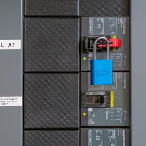 Master Lock S3822 Kompakt Şalter Kilitleme Aparatı Orta(120/240V)