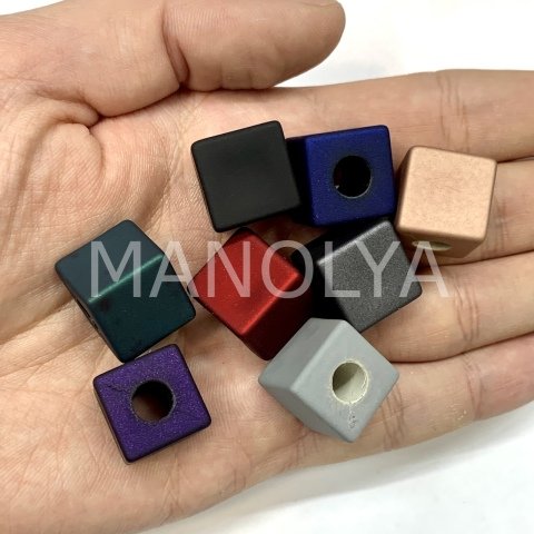1,5cm. SİLİKON KÜP BONCUK