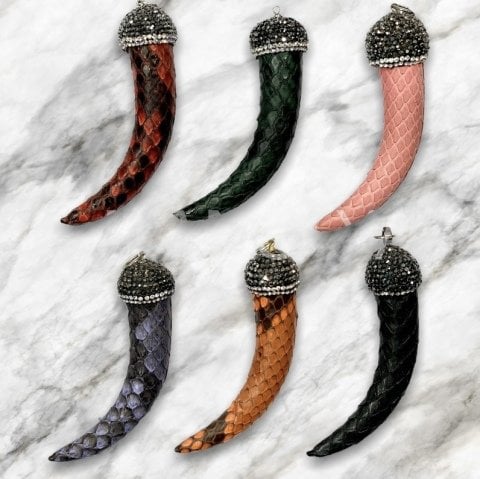 7cm. PİTON DERİSİ KOLYE UCU