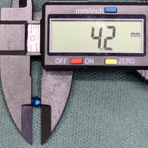 4,2mm. SAKS PİRAMİD ÇEK KRİSTALİ PAKET