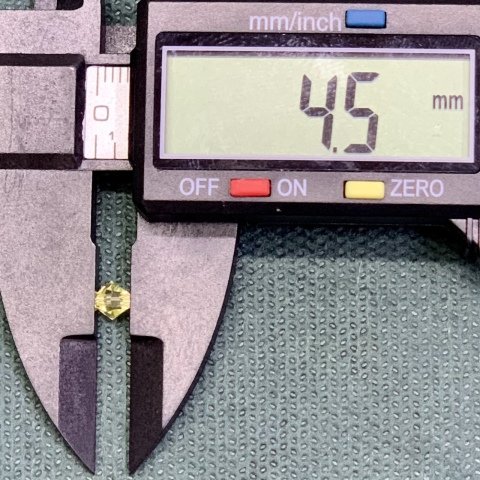 4,5mm. SARI PİRAMİD ÇEK KRİSTALİ PAKET