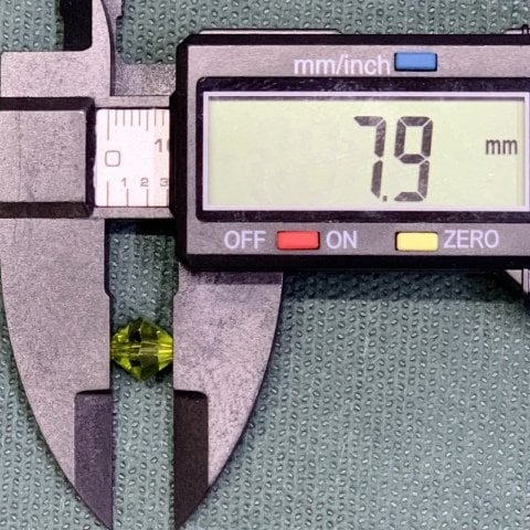 8mm. KOYU YEŞİL PİRAMİD ÇEK KRİSTALİ PAKET