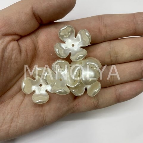 2,4cm. BÜYÜK BEYAZ PLASTİK ÇİÇEK 50gr.